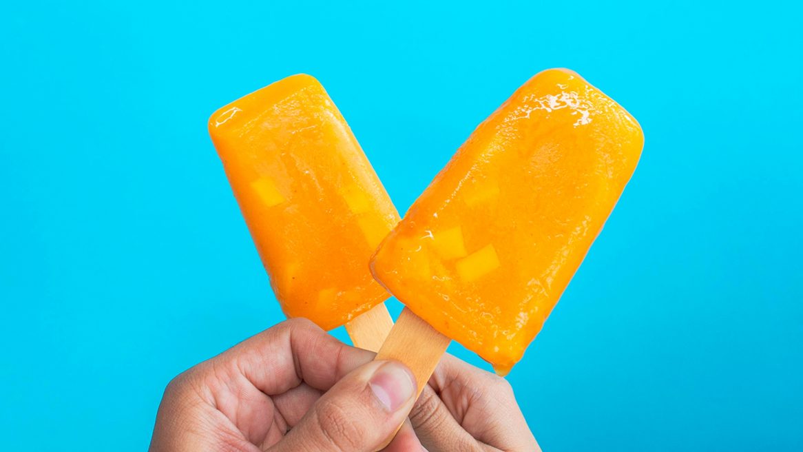 Paletas de mango con Salsa TABASCO® Habanero