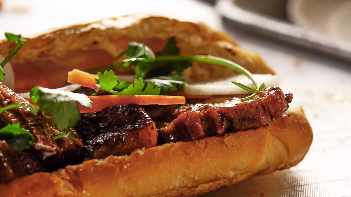 Bánh Mì de Belly con glaze Tabasco Sweet & Spicy Pepper Sauce