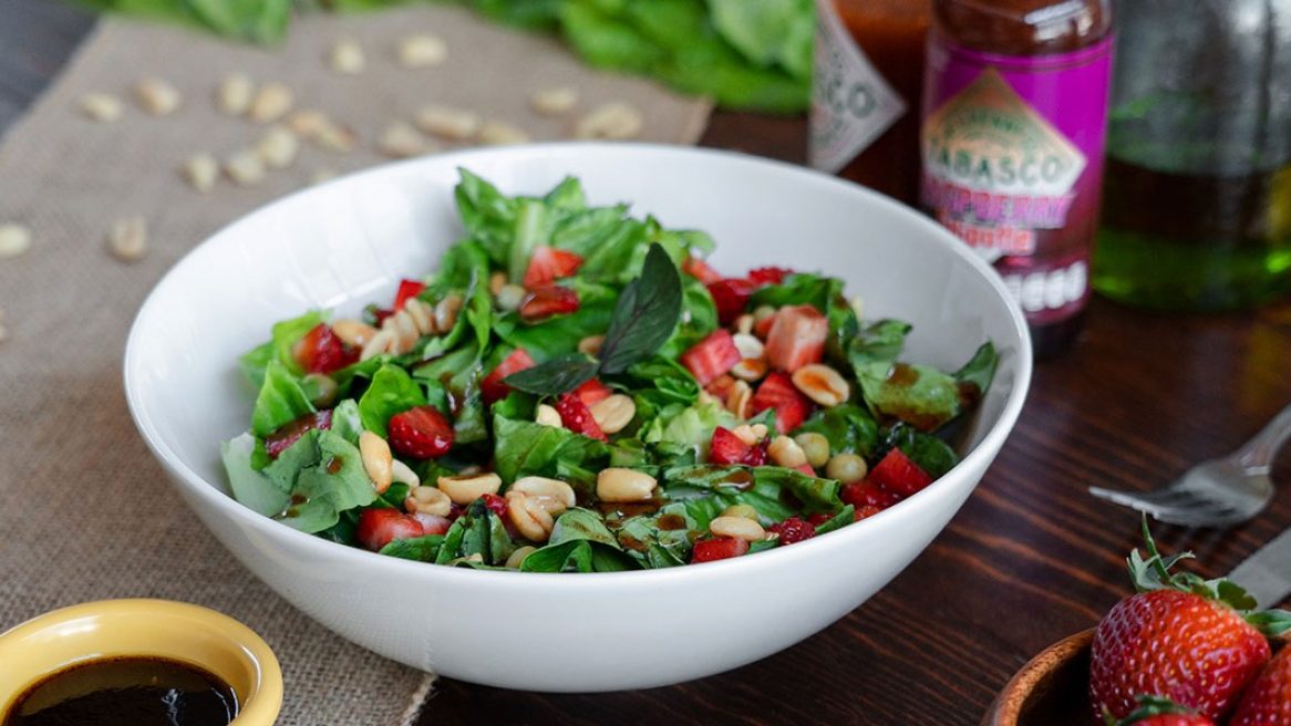 Ensalada de fresa con vinagreta de Rasberry Chipotle Tabasco®