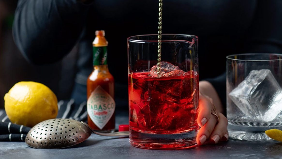 Mezcal Negroni con Salsa TABASCO® Chipotle